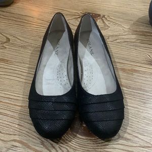 Solanz Womens Charley Size 9.5 Black Slip On Ballet Flats